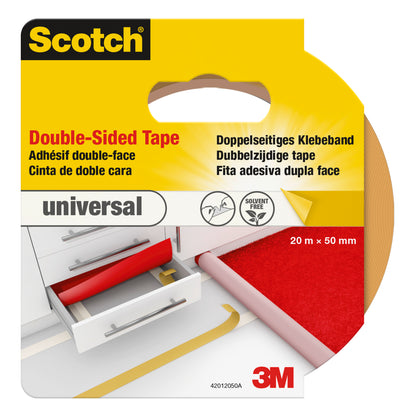 Die Verpackung für das Scotch® Universelles Teppichklebeband der 3M Deutschland GmbH zeigt eine Rolle, die auf einem Schreibtisch und einem Teppich verwendet wird, mit Produktinformation und mehrsprachigem Text.