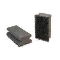 Dos esponjas de limpieza grises con una cara rugosa para frotar, una en posición horizontal y otra en posición vertical, aisladas sobre un fondo claro.