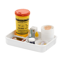 El kit para la medición de la glucemia «melijekt E» de Helmut Schwarz GmbH contiene una caja blanca con un estuche amarillo para las agujas, imprescindible para la medición de la glucemia, así como un medidor de glucemia con dispositivo de lancetas. El contenido del paquete incluye, además, un frasco de tiras reactivas, pequeñas cajas con accesorios médicos, líquido para lentes de contacto y un vaso de plástico con tiritas.