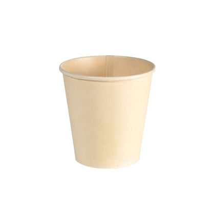 Sobre un fondo blanco, se puede ver un simple vaso de papel desechable de color beige de Duni GmbH. El vaso de café Duni Sweet Bedruckte Bagasse tiene una textura suave y una forma sencilla, ideal para bebidas. Es biodegradable y, por lo tanto, respetuoso con el medio ambiente, destacando la sostenibilidad.